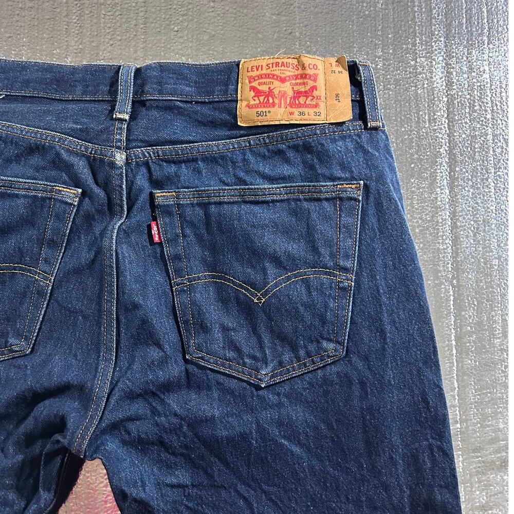 Levi’s 501 Men's Original Fit Dark Wash Jeans W36 L30 - Picture 2 of 9